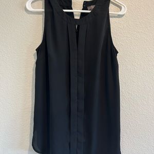Elegant Vince Camuto tank. Key hole cutout and pleating detail in front.